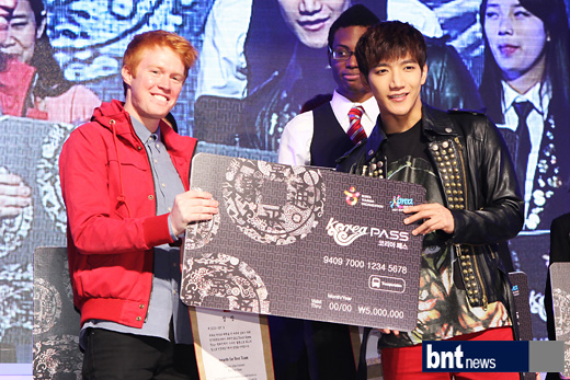 [01.11.12] [PICS] Buzz Korea Awards 10