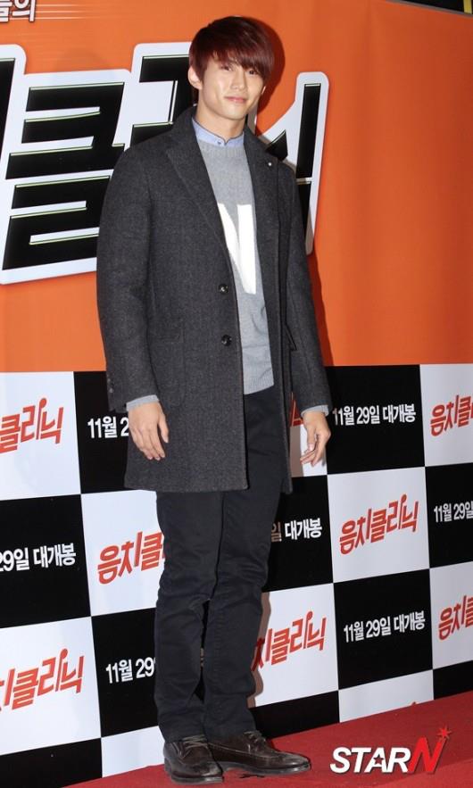 [21.11.12] Taecyeon présent à la Première du film 'Tone Deaf Clinic' 1013