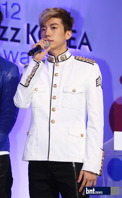 [01.11.12] [PICS] Buzz Korea Awards 11