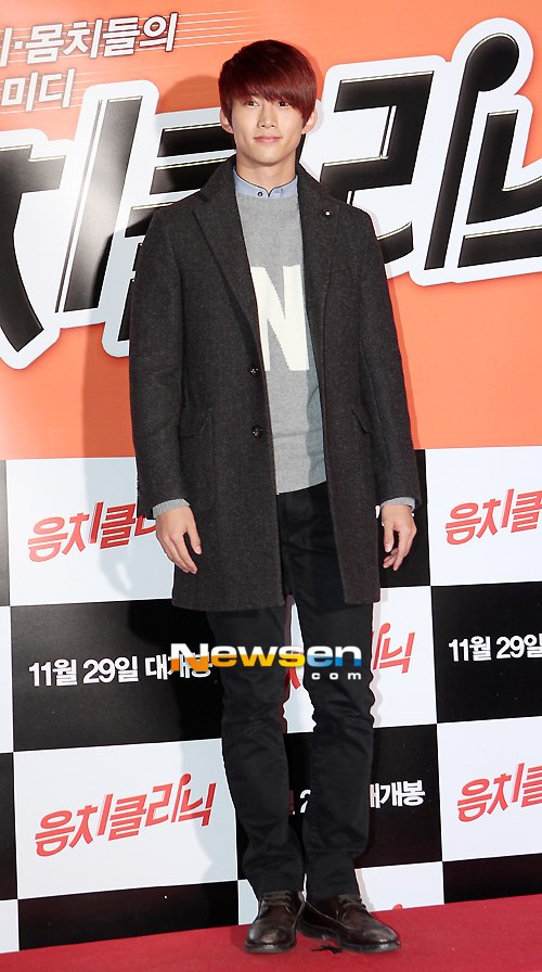 [21.11.12] Taecyeon présent à la Première du film 'Tone Deaf Clinic' 1214