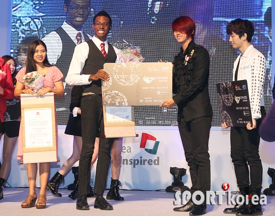 [01.11.12] [PICS] Buzz Korea Awards 13
