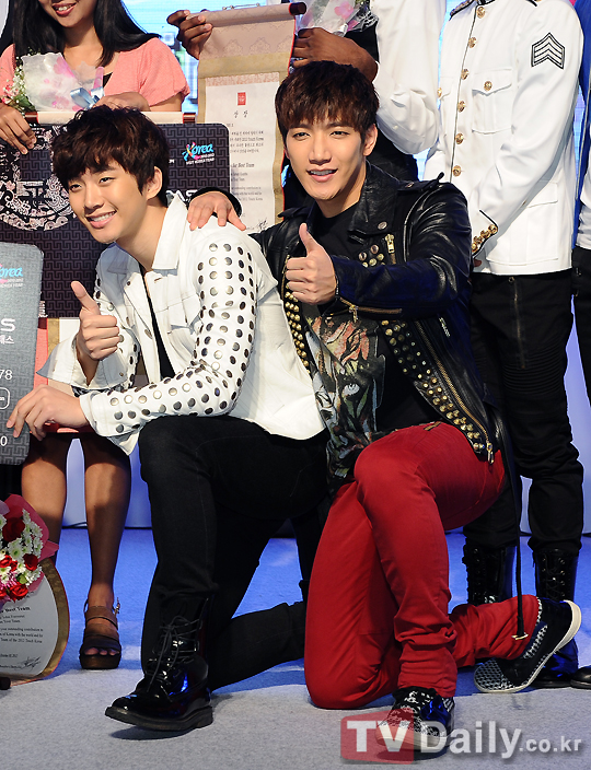 [01.11.12] [PICS] Buzz Korea Awards 14