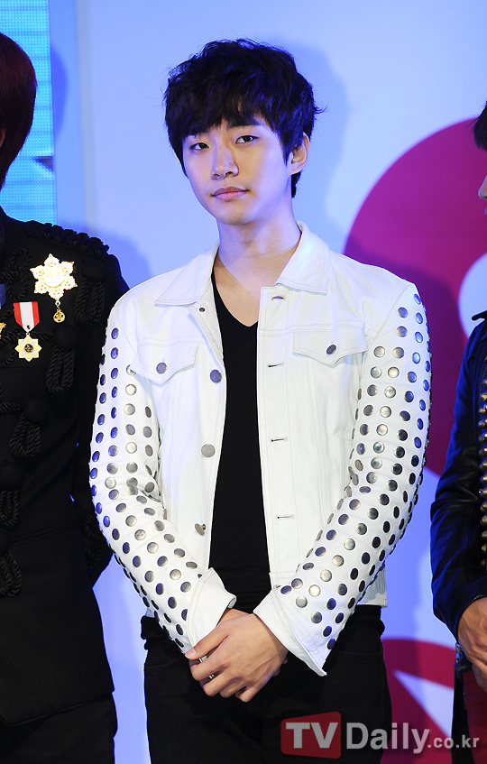 [01.11.12] [PICS] Buzz Korea Awards 16