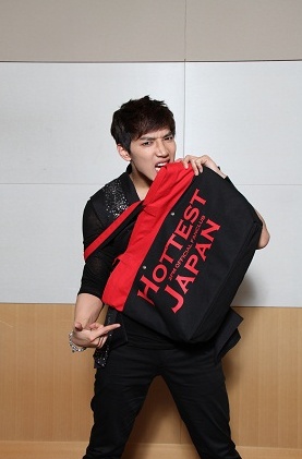 [22.11.12] Les 2PM font la promotion du sac fourre-tout 'Hottest Japan' 160
