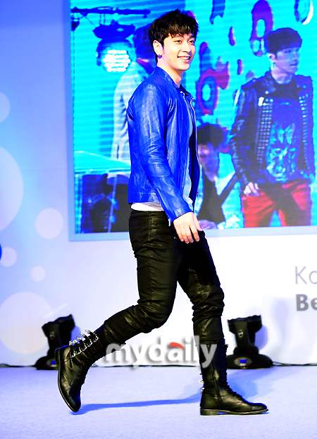 [01.11.12] [PICS] Buzz Korea Awards 17