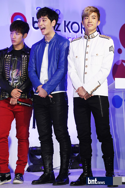 [01.11.12] [PICS] Buzz Korea Awards 18