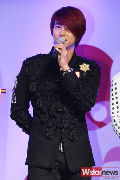 [01.11.12] [PICS] Buzz Korea Awards 19
