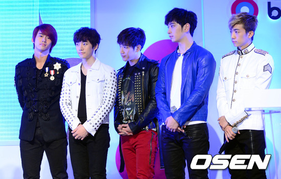 [01.11.12] [PICS] Buzz Korea Awards 2