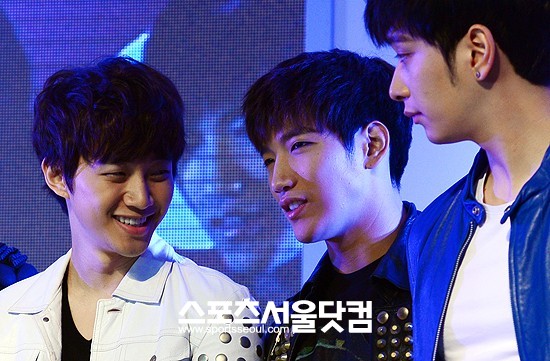 [01.11.12] [PICS] Buzz Korea Awards 20
