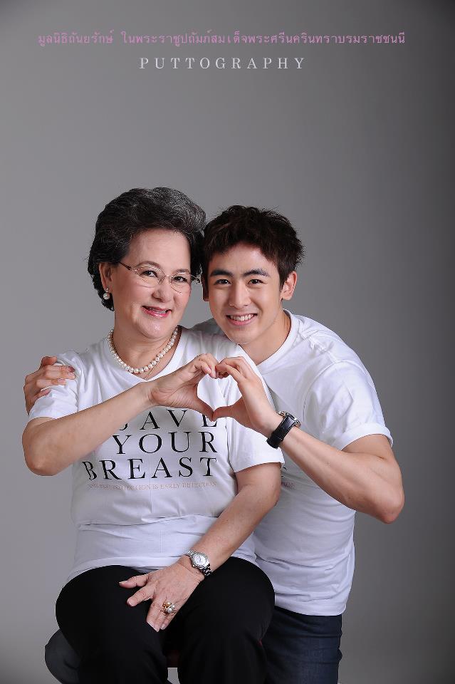 [26.11.12] [PICS] Nichkhun et sa mère participent à la campagne 'Save Your Breast' 234