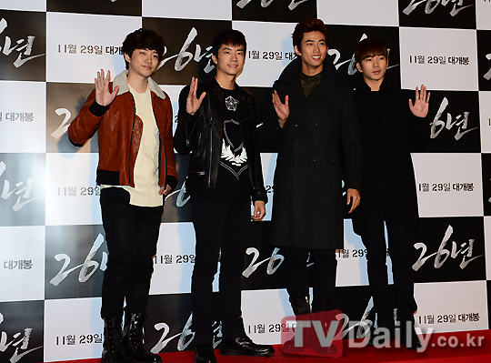 [26.11.12] [PICS] Taecyeon, Wooyoung et Junho présents à la Première du film '26 year' 235