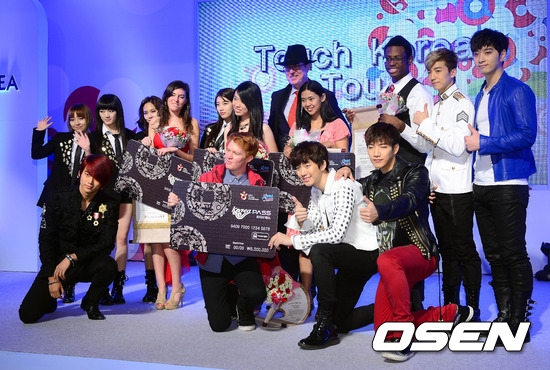 [01.11.12] [PICS] Buzz Korea Awards 3