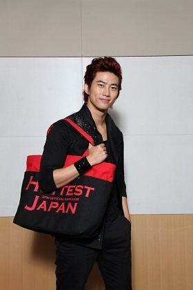 [22.11.12] Les 2PM font la promotion du sac fourre-tout 'Hottest Japan' 323