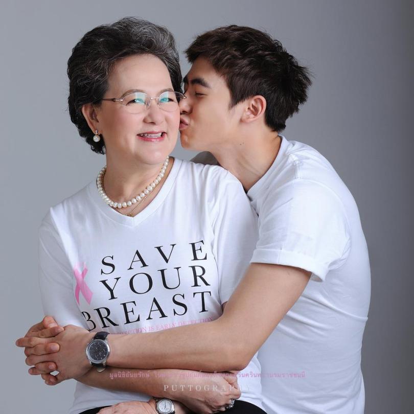 [26.11.12] [PICS] Nichkhun et sa mère participent à la campagne 'Save Your Breast' 325
