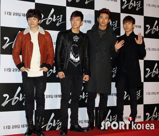 [26.11.12] [PICS] Taecyeon, Wooyoung et Junho présents à la Première du film '26 year' 326