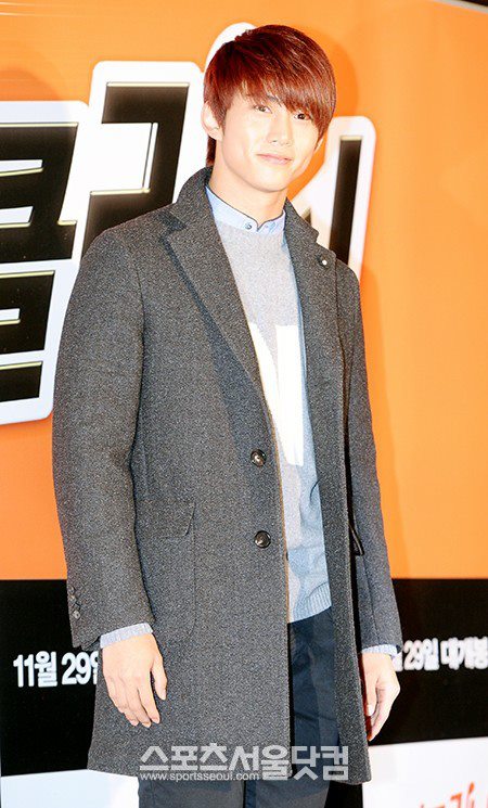 [21.11.12] Taecyeon présent à la Première du film 'Tone Deaf Clinic' 416