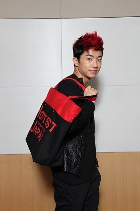 [22.11.12] Les 2PM font la promotion du sac fourre-tout 'Hottest Japan' 418