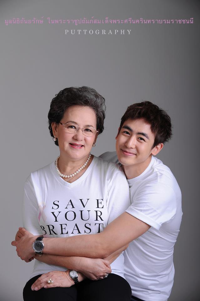 [26.11.12] [PICS] Nichkhun et sa mère participent à la campagne 'Save Your Breast' 420