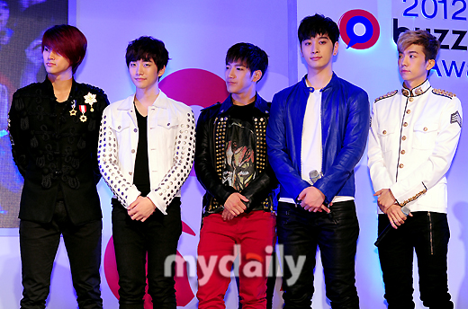 [01.11.12] [PICS] Buzz Korea Awards 5