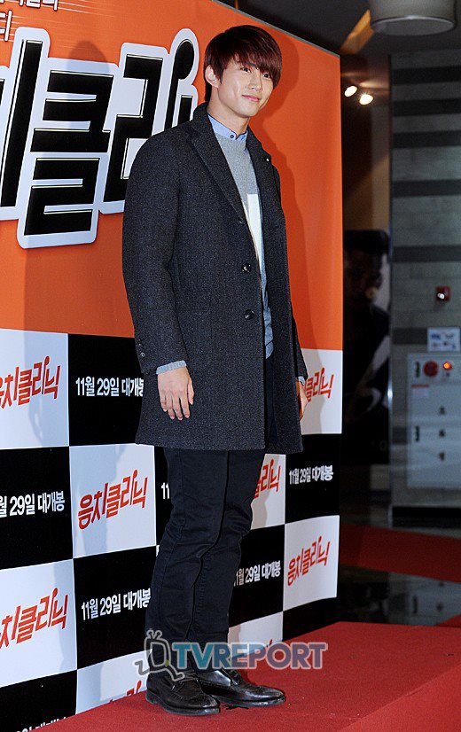 [21.11.12] Taecyeon présent à la Première du film 'Tone Deaf Clinic' 516