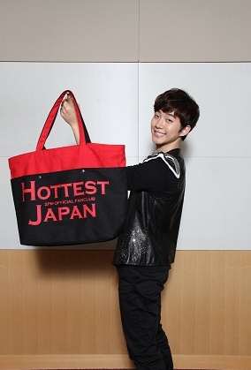 [22.11.12] Les 2PM font la promotion du sac fourre-tout 'Hottest Japan' 518