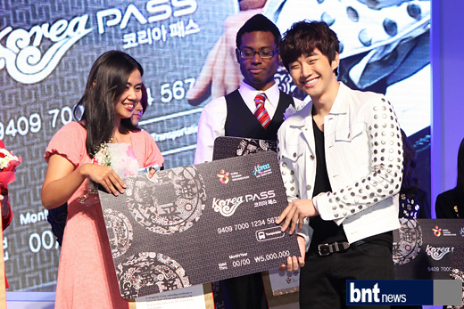 [01.11.12] [PICS] Buzz Korea Awards 6