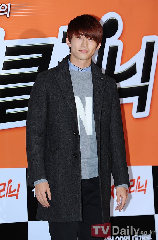 [21.11.12] Taecyeon présent à la Première du film 'Tone Deaf Clinic' 615