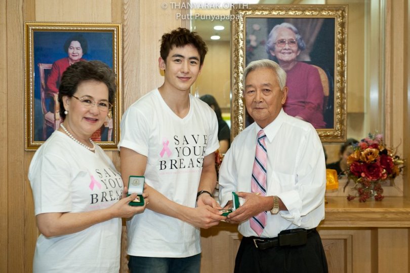 [26.11.12] [PICS] Nichkhun et sa mère participent à la campagne 'Save Your Breast' 619