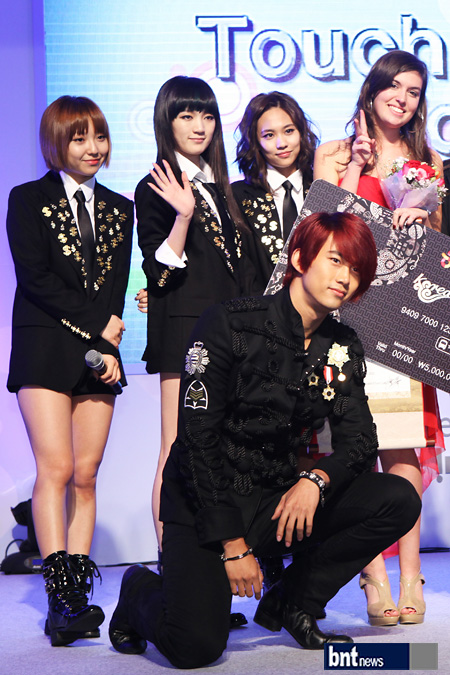 [01.11.12] [PICS] Buzz Korea Awards 7