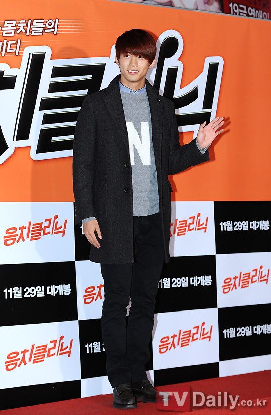 [21.11.12] Taecyeon présent à la Première du film 'Tone Deaf Clinic' 714