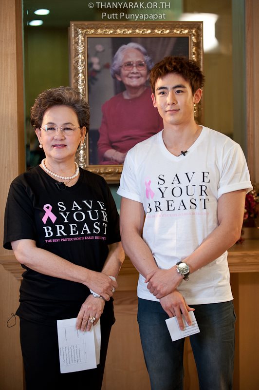 [26.11.12] [PICS] Nichkhun et sa mère participent à la campagne 'Save Your Breast' 717