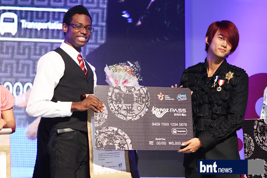 [01.11.12] [PICS] Buzz Korea Awards 8