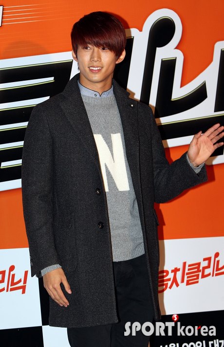 [21.11.12] Taecyeon présent à la Première du film 'Tone Deaf Clinic' 813