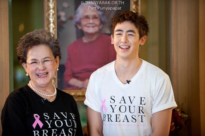 [26.11.12] [PICS] Nichkhun et sa mère participent à la campagne 'Save Your Breast' 816