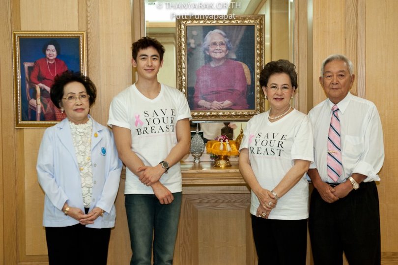 [26.11.12] [PICS] Nichkhun et sa mère participent à la campagne 'Save Your Breast' 918