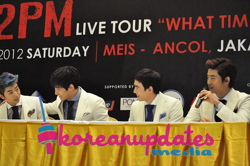 [09.12.12] [PICS] Conférence de presse à Jakarta pour le concert "What Time Is It?" 214