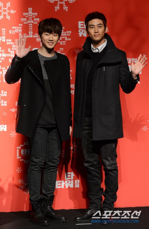 [19.12.12] [PICS] Taecyeon et Junho présents à la Première du film 'Tower' 812