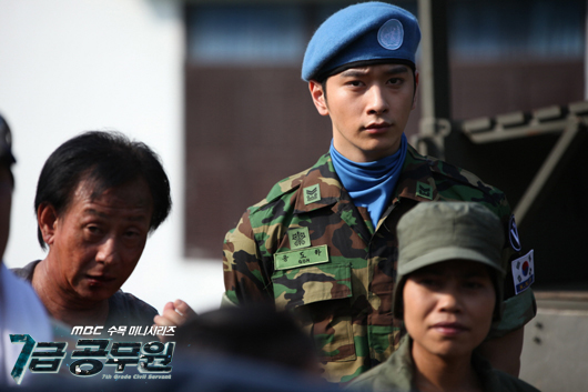 [04.01.13] Photos officielles de Chansung dans le drama 'Level 7 Civil Servant' 24