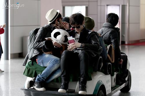 [31.03.13] [PICS] 2PM à l’aéroport de Guangzhou (retour en Corée) 1027