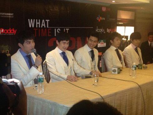 [01.03.13] [PICS] Conférence de presse à Manille pour le concert ‘What Time Is It?’ (sans Chansung) 112