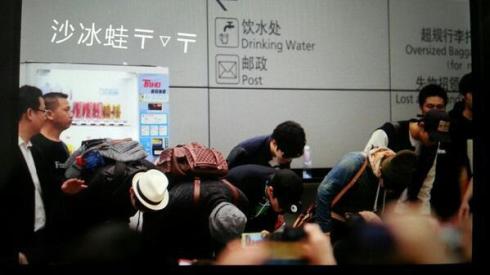 [31.03.13] [PICS] 2PM à l’aéroport de Guangzhou (retour en Corée) 1132