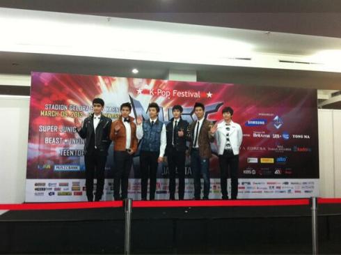 [09.03.13] [PICS] Music Bank à Jakarta: Conférence de presse 150