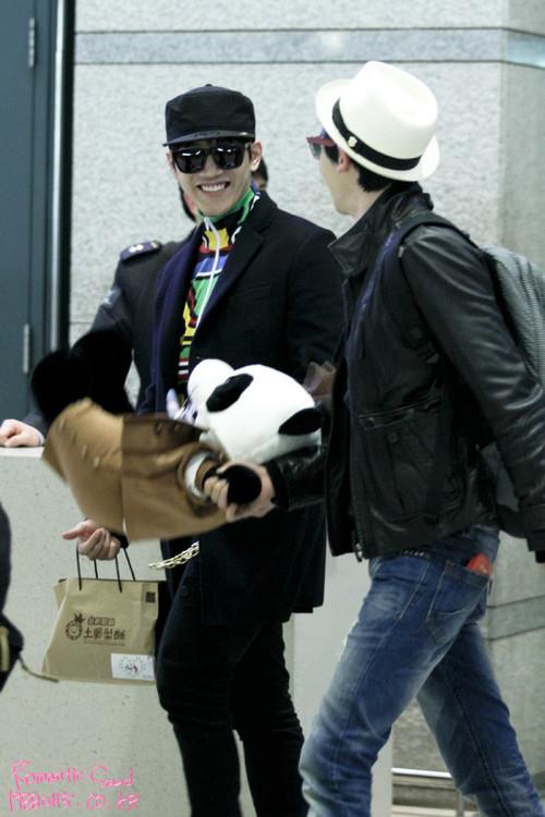 [31.03.13] [PICS] Arrivée des 2PM à l’aéroport d’Incheon 2517