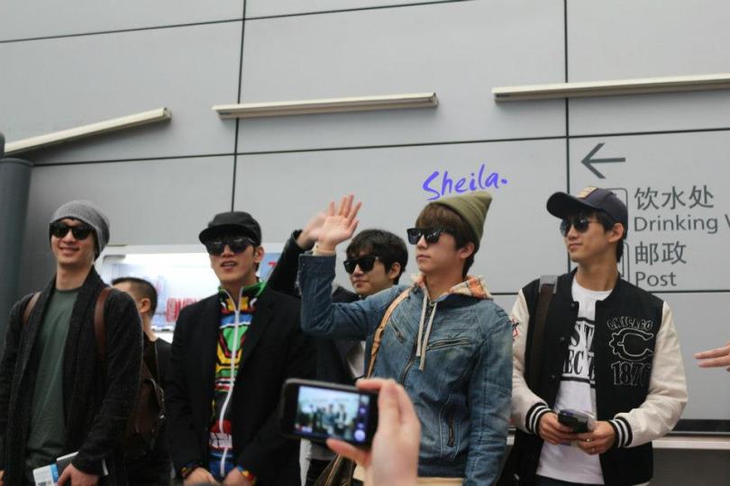 [31.03.13] [PICS] 2PM à l’aéroport de Guangzhou (retour en Corée) 440