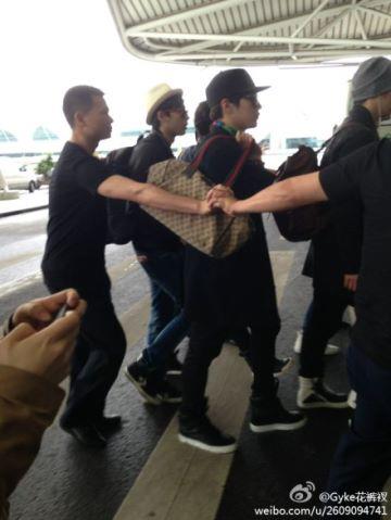 [31.03.13] [PICS] 2PM à l’aéroport de Guangzhou (retour en Corée) 634