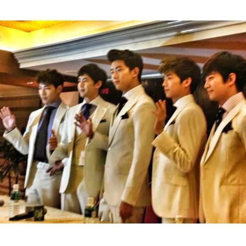 [01.03.13] [PICS] Conférence de presse à Manille pour le concert ‘What Time Is It?’ (sans Chansung) 72