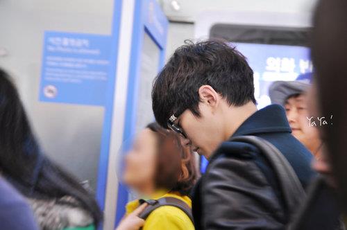 [29.03.13] [PICS] 2PM à l’aéroport d'Incheon (départ pour la Chine) 726