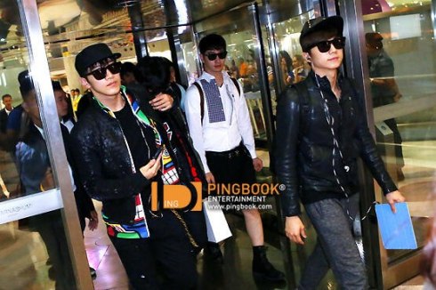[06.04.13] [PICS] Arrivée des 2PM à l’aéroport Suvarnabhumi de Bangkok 01